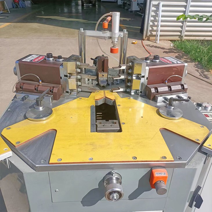 Aluminium Window Crimping Machine3